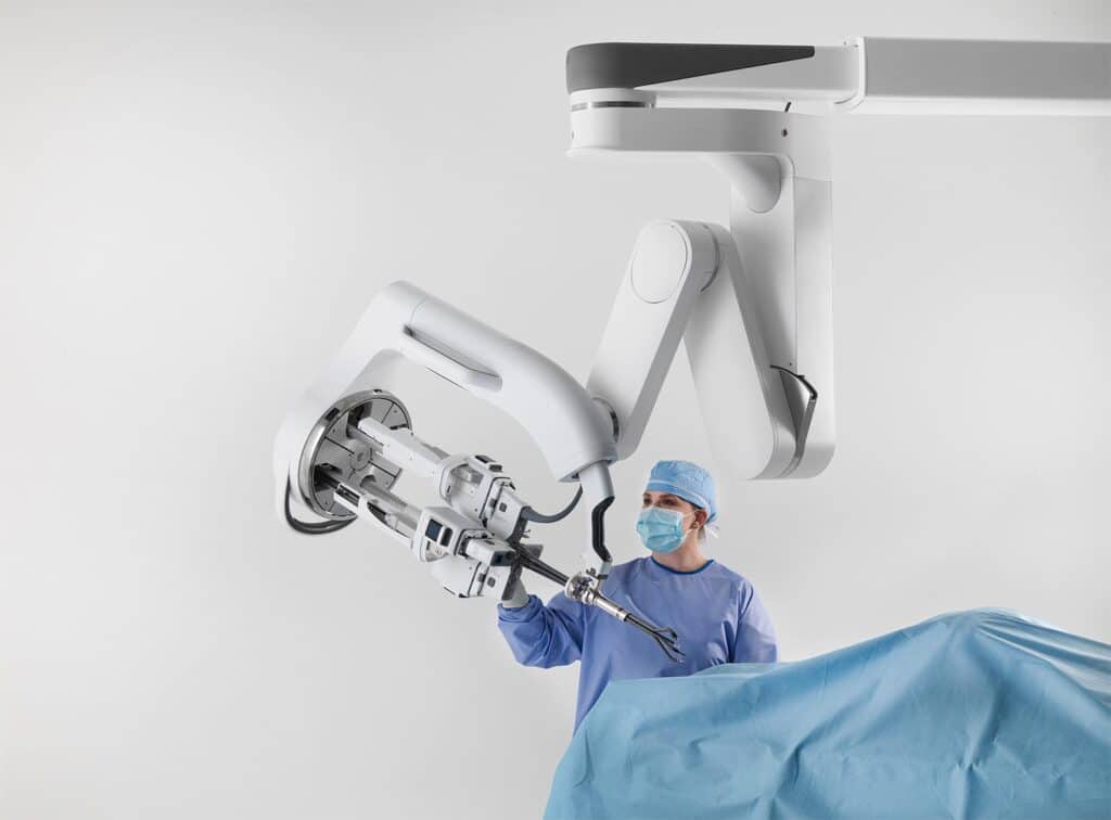 Surgeon using the da Vinci surgical platform